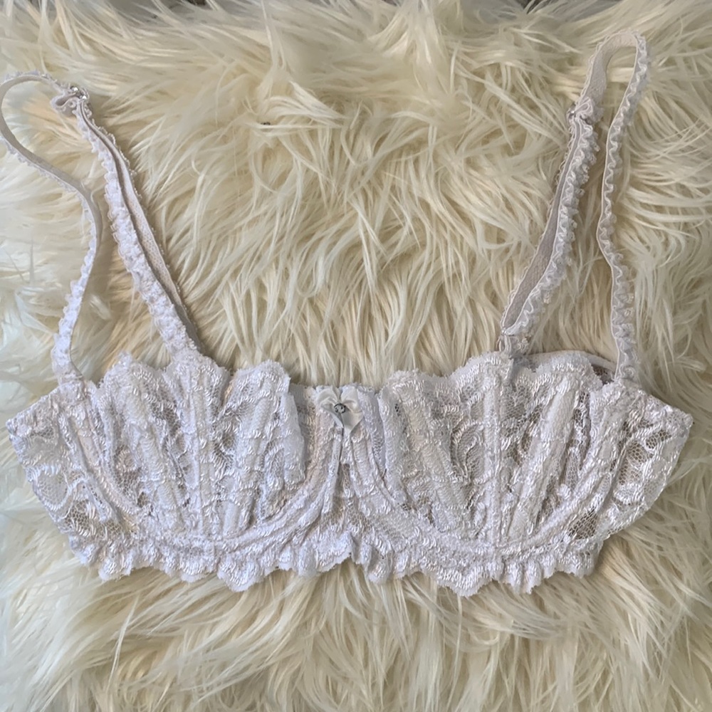 💕Shirley By Hollywood White Lacey Underwire Shelf Bra Size 34💕